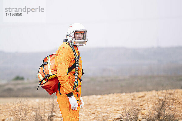 Mann als Astronaut gekleidet mit einer Tasche isoliert