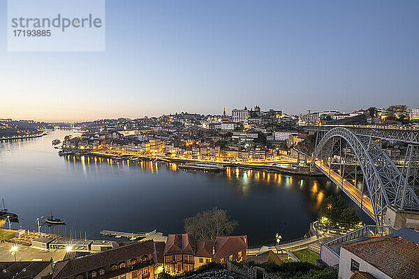 WS-Panorama der Stadt Porto  der ikonischen Brücke und des Flusses Douro bei Nacht