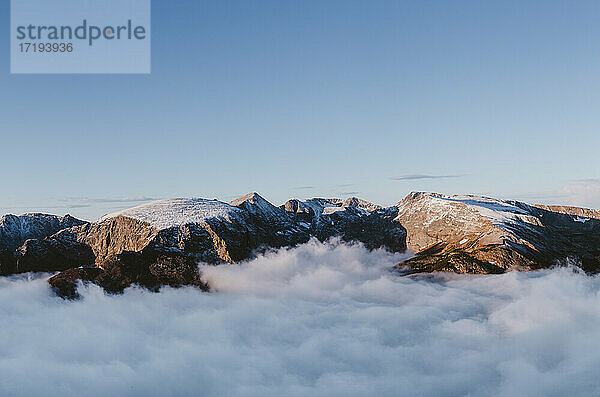 Berggipfel  die bei Sonnenaufgang aus den weichen  flauschigen Wolken herausragen