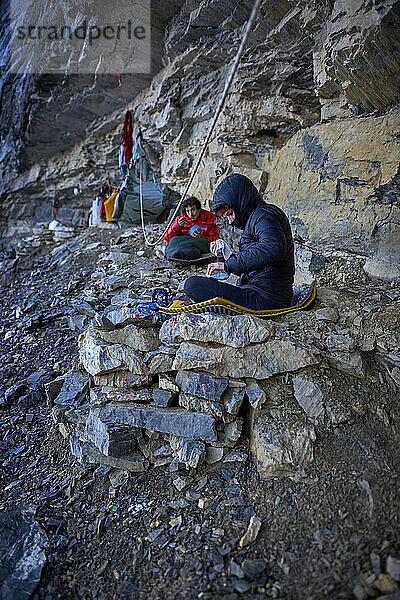 Bergsteiger beim Frühstück in der Eigernordwand  Schweiz