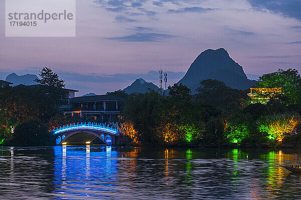 beleuchtete Brücke im Zentrum von Guilin