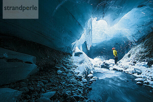 Mann erkundet Eishöhle in Thórsmörk - Island