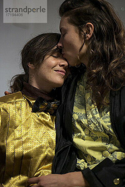 Zärtlicher Moment zwischen zwei verliebten schwulen Frauen  die zu Hause kuscheln