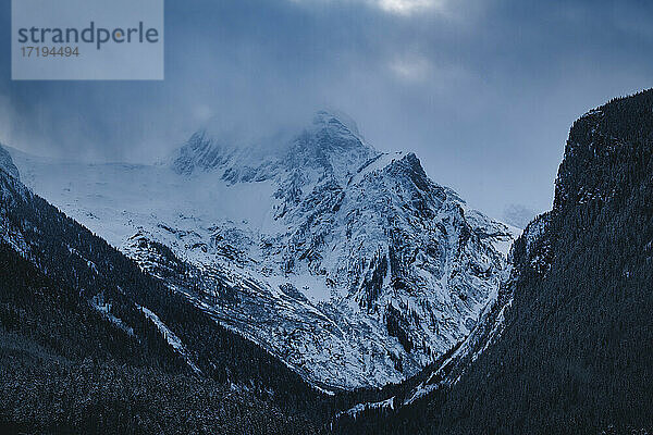 Blick auf eine schneebedeckte Landschaft gegen den Himmel