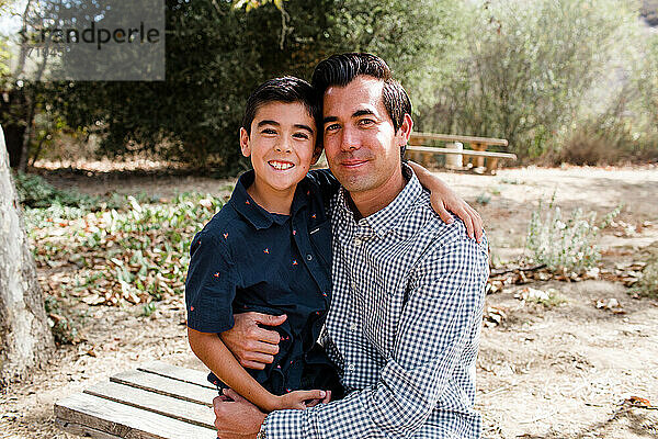 Vater und Sohn lächeln für die Kamera in San Diego