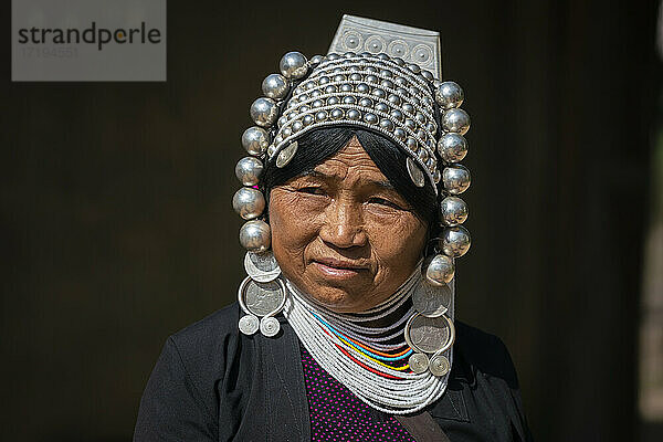 Porträt einer erwachsenen Frau vom Stamm der Akha in der Nähe von Kengtung  Myanmar