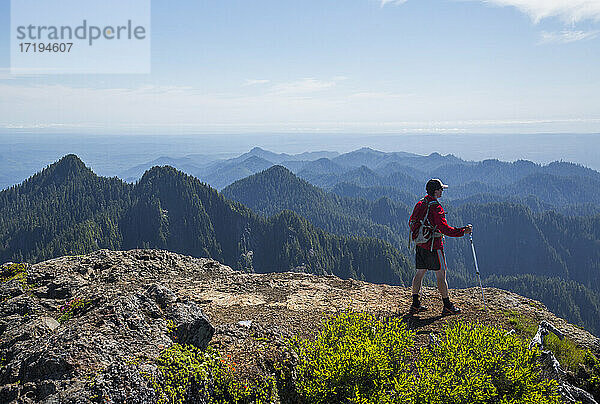 Ein Mann besteigt einen Berg in der Colonel Bob Wilderness auf der Olympic Peninsula  WA.