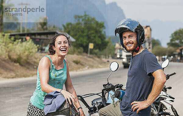 Pärchen genießt Roadtrip in Laos