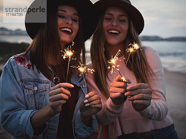 Mädchen Feiern der Freundschaft am Strand