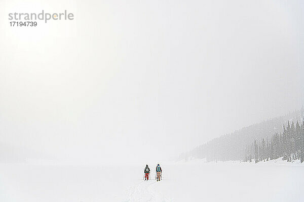 Menschen beim Splitboarding in einer verschneiten Landschaft