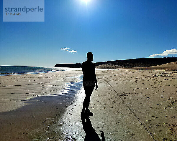 Silhouette eines Mannes am Strand von Sotavento. Fuerteventura