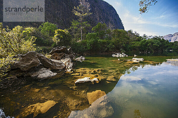 Landschaftliches Bild des Flusses Tha Falang in Laos