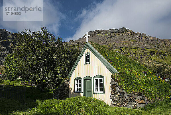 die traditionelle Torfkirche Hofskirkja in Island