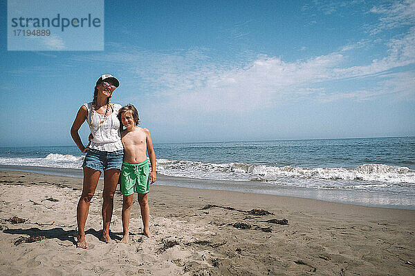 Mutter und Sohn posieren für ein Foto an einem kalifornischen Strand