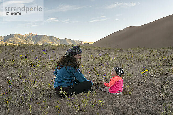 Mutter und Tochter genießen die Wüste in Colorado