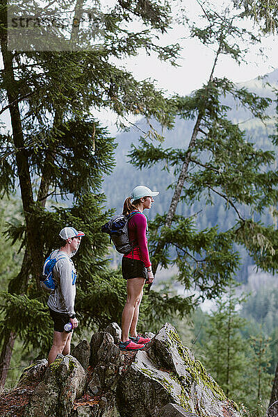 Läuferinnen und Läufer halten an  um die Aussicht auf die Berge zu genießen