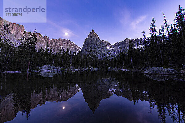 Reflexion des Lone Eagle Peak auf dem Mirror Lake gegen den Himmel in der Abenddämmerung