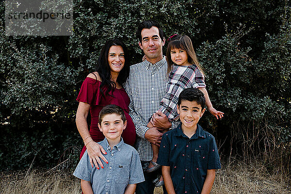 Fünfköpfige Familie lächelt für die Kamera in San Diego