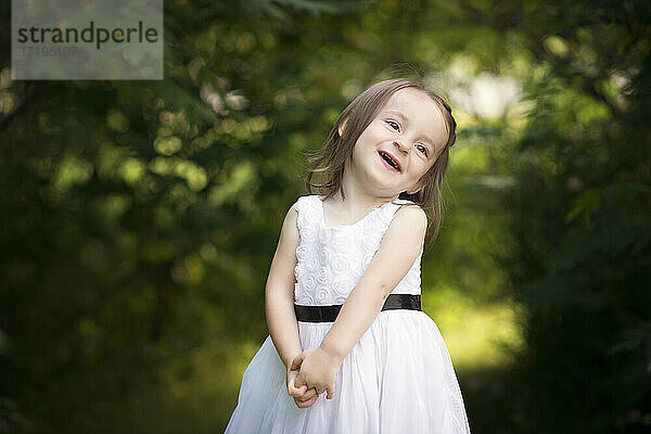 Süßes kleines Mädchen Kleinkind lachend im Freien.