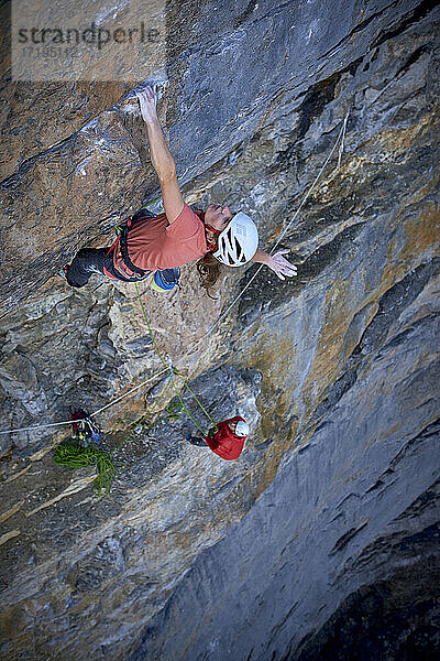 Frau in der schwierigen Felskletterei Odyssee in der Eigernordwand