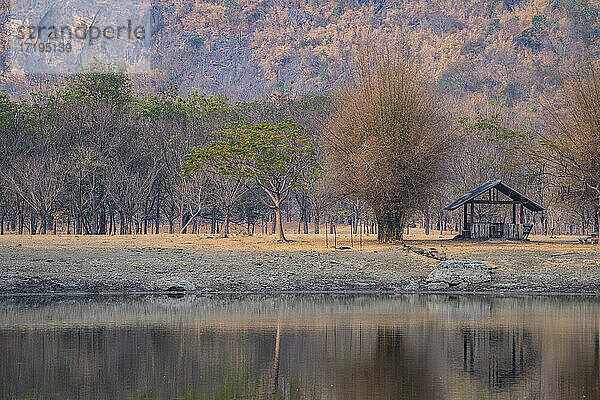 malerischer Blick auf einen kleinen See in der Nähe von Kanchanaburi im Westen Thailands