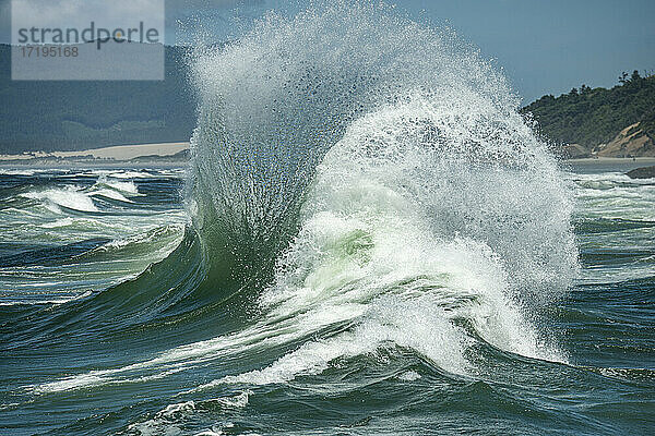 Krachende Wellen an der Küste von Oregon