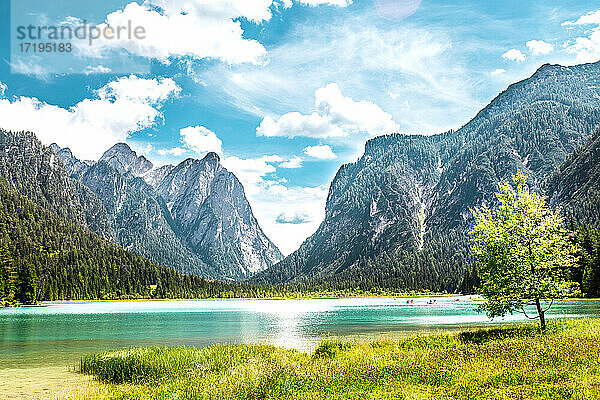 Toblacher See  wunderschöne Landschaft  umgeben von Bergen und einem blauen See