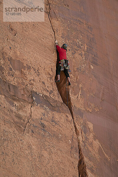 Niedriger Blickwinkel auf einen Kletterfelsen im Canyonlands National Park