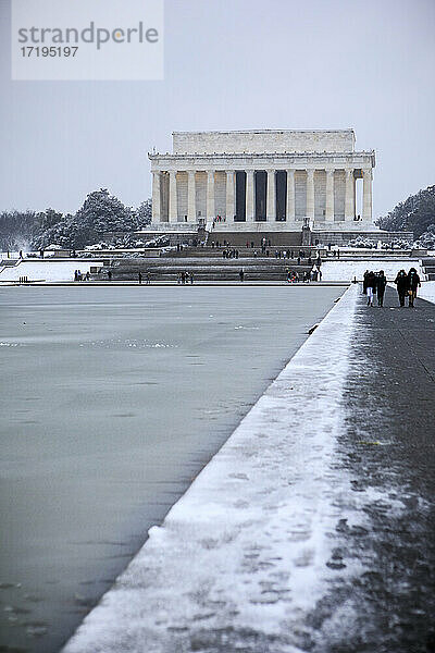 Schnee bedeckt die National Mall und die umliegenden Monumente in DC.