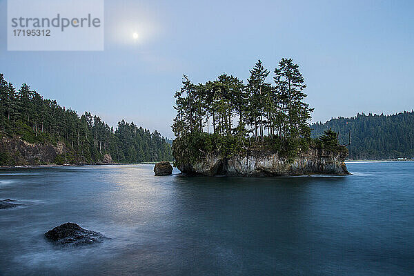 Salt Creek Recreation Area auf der Olympic Peninsula in Washington bei Nacht und Vollmond.