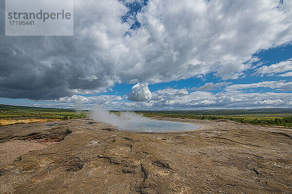 der schlafende große Geysir in Island