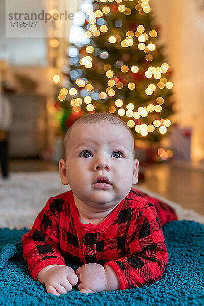 Ein kleiner Junge erlebt sein erstes Weihnachten.