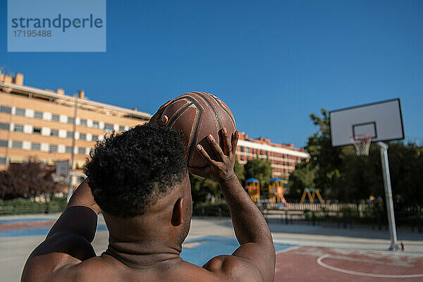 Unbekannter afroamerikanischer Mann wirft Basketball