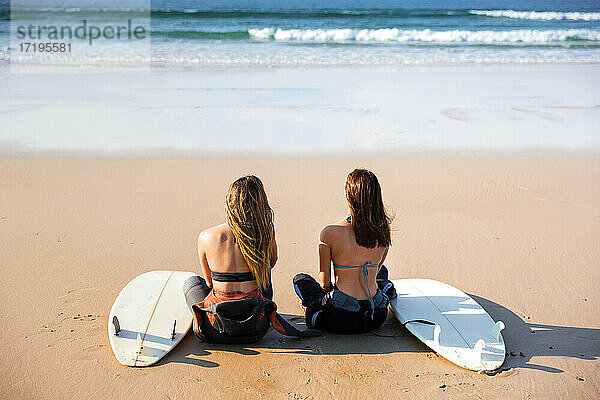 Twi Surfer Girls am Strand