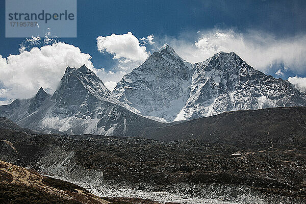 Blick auf einen schneebedeckten Berg  Himalaya  Nepal