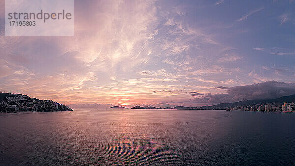 Schöner Sonnenuntergang  Luftaufnahme des Strandes  Acapulco von oben gesehen.
