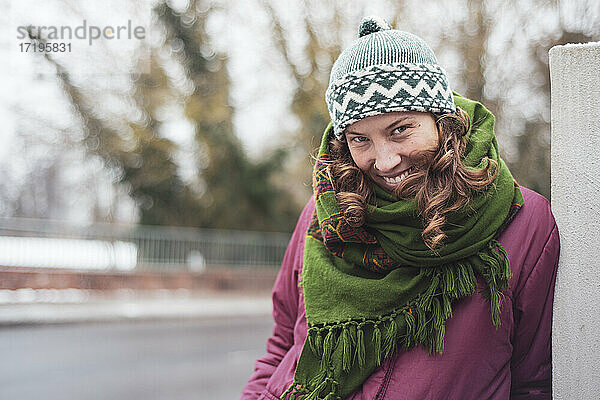 Porträt einer lächelnden glücklichen hübschen europäischen Frau in Winterkleidung