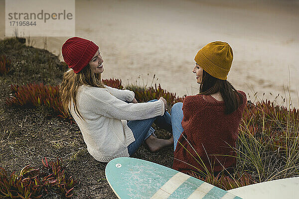 Surferinnen am Strand