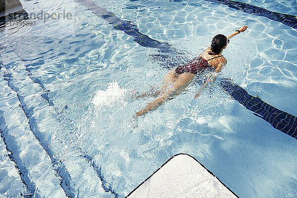 Frau schwimmt im Schwimmbad. Hohe Winkelansicht