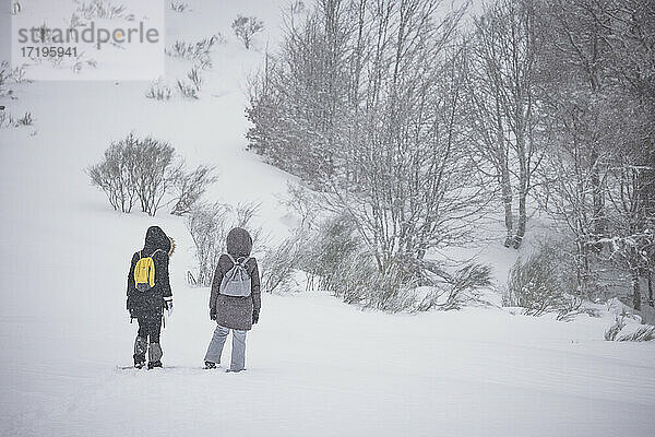 Paar geht durch verschneites Feld