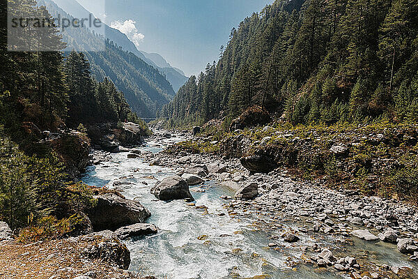 Landschaft mit einem Fluss in den Bergen  Himalaya  Nepal