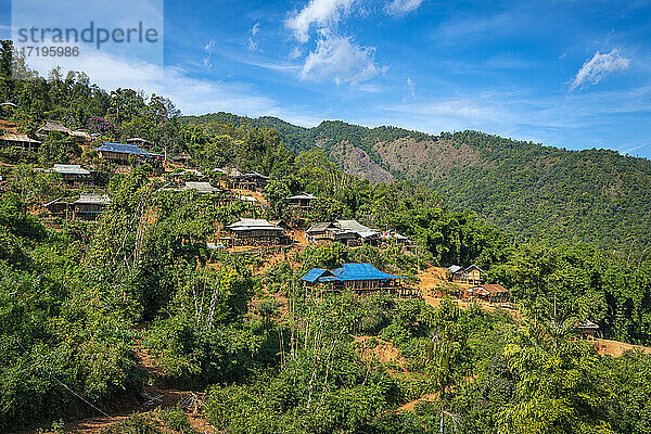 Abgelegenes Dorf des Eng-Stammes in den Bergen bei Kengtung  Myanmar