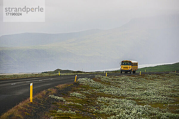 Schulbus auf einer Landstraße in Island
