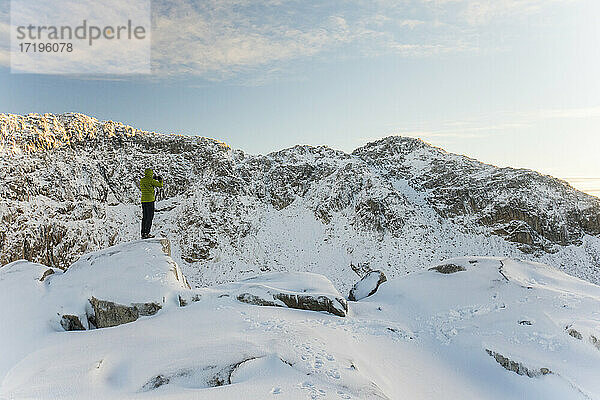 Bergsteiger fotografiert malerische Winterlandschaft bei Whistler  B.C.