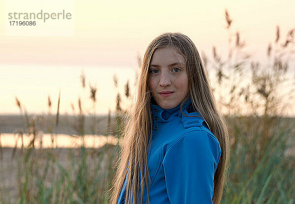 Porträt eines jungen Mädchens in Kapuzenjacke am Strand