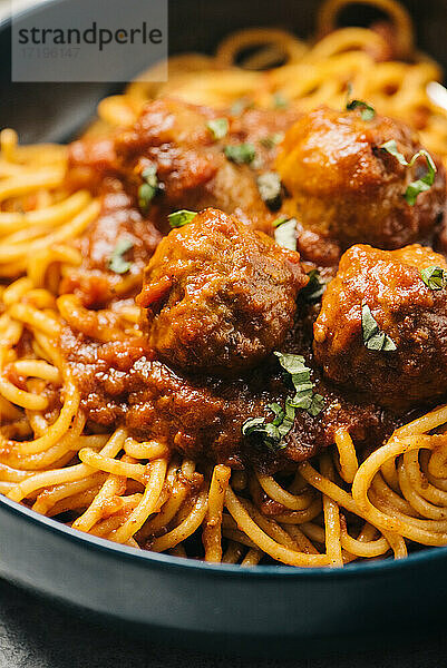 Nahaufnahme von hausgemachten italienischen Fleischbällchen in Spaghetti Marinara