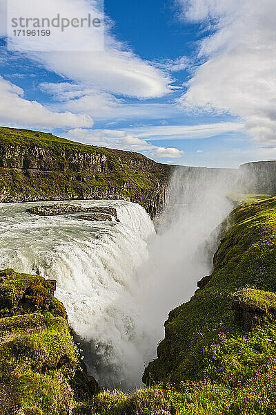 der berühmte Wasserfall Gullfoss im Süden Islands