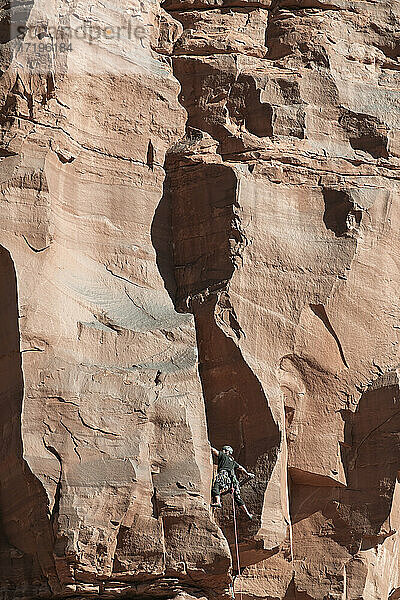 Männlicher Kletterer im Canyonlands National Park im Urlaub