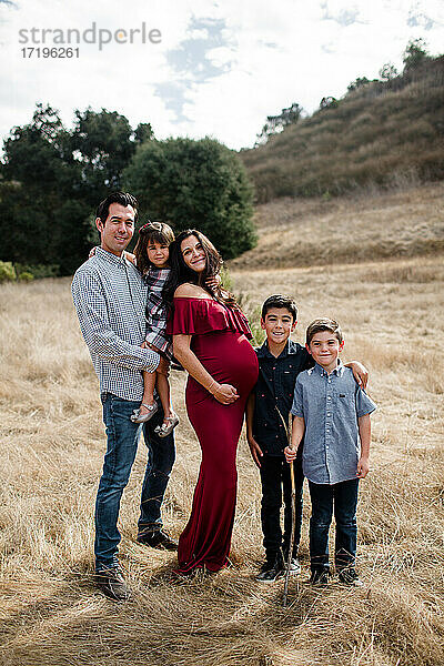 Fünfköpfige Familie posiert auf einem Feld in San Diego