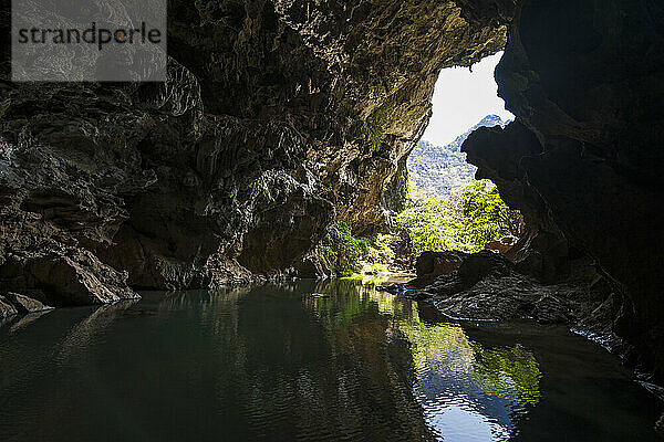 See in einer Kalksteinhöhle in Laos